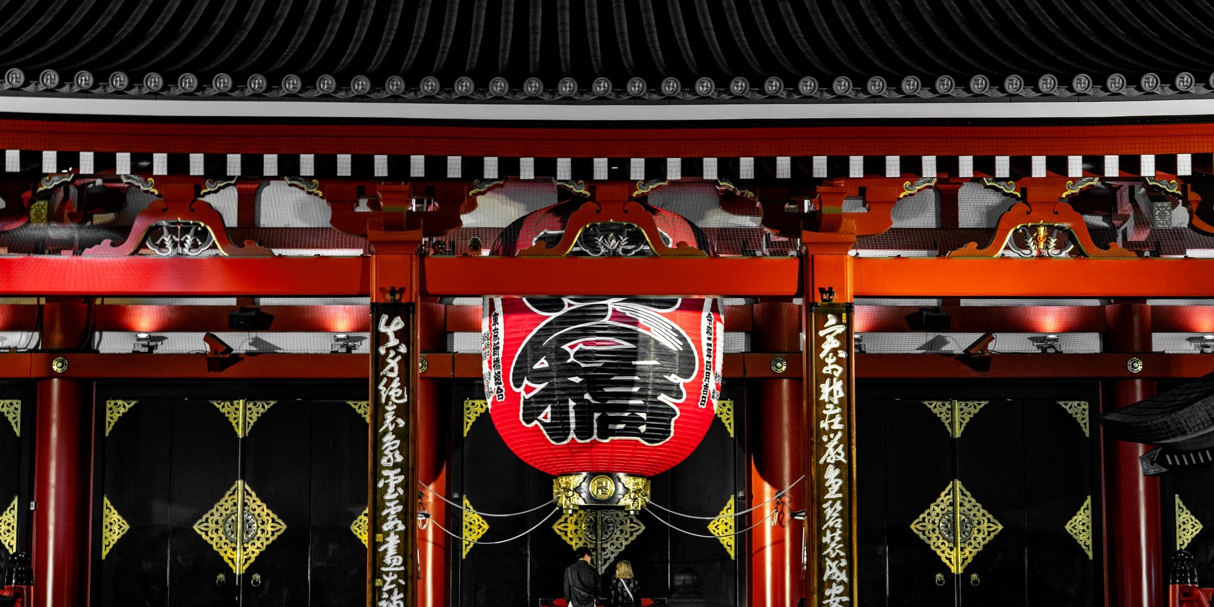 The giant red lantern at Kaminarimon, Tokyo