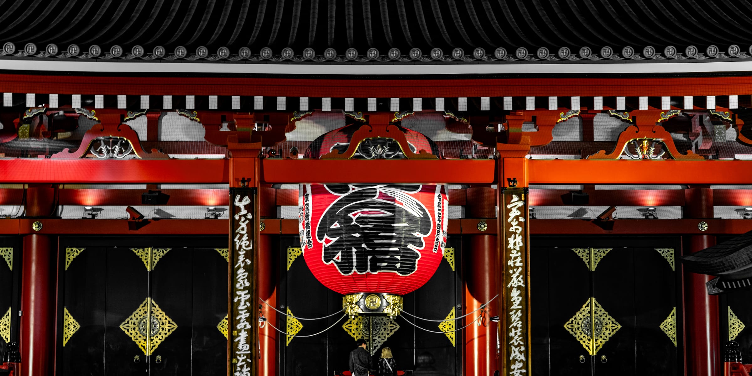 The giant red lantern at Kaminarimon, Tokyo